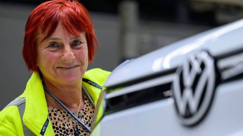 Silke Novotny has been working at the Volkswagen plant in Zwickau for 35 years. "It has to go on here," she is convinced. / Photo: Hendrik Schmidt/dpa