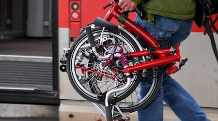 No more bags needed: folding and collapsible bikes count as hand luggage in Saxony and can be taken on buses and trains free of charge. (Archive image) / Photo: Tobias Hase/dpa