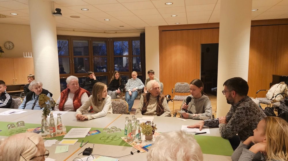 Jugendliche des Konfirmandenunterrichts rätseln mit Seniorinnen und Senioren im Seniorenheim „Albert Schweitzer“ über moderne und traditionelle Begriffe. Foto: Landkreis Meißen