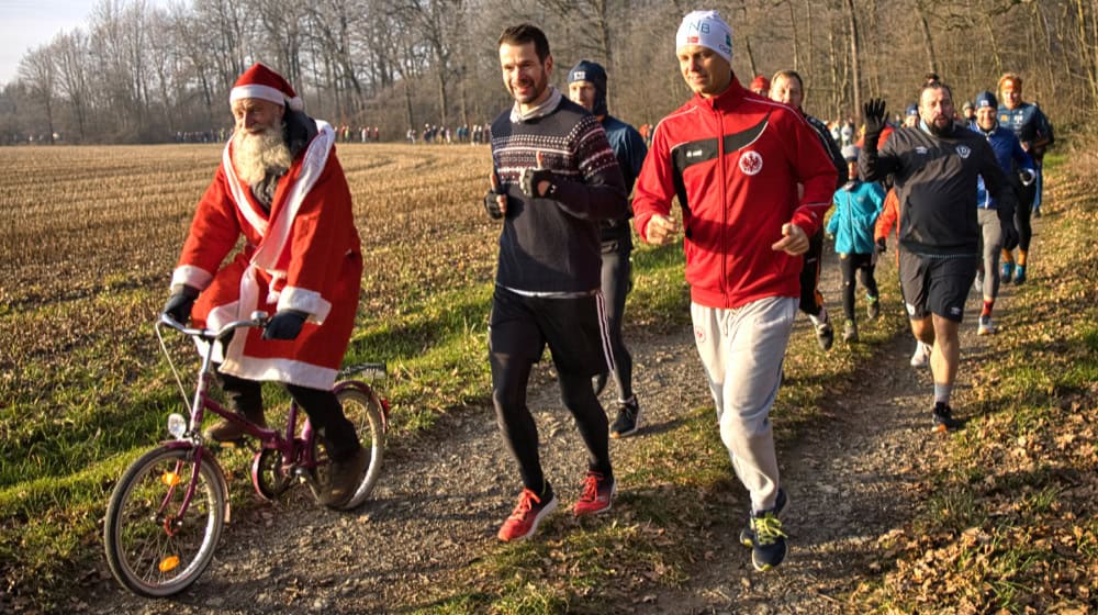 Offenbar fand sogar der Weihnachtsmann den Weg nach Deutschbaselitz zum Gansabrennen, aus Altersgründen offenbar mit Fahrrad. Foto: Ute Marquardt