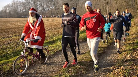 Offenbar fand sogar der Weihnachtsmann den Weg nach Deutschbaselitz zum Gansabrennen, aus Altersgründen offenbar mit Fahrrad. Foto: Ute Marquardt