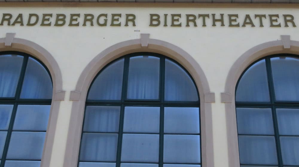 Das Ensemble des Radeberger Biertheaters hat dem Alten- und Pflegeheim der Röderstadt einen Spendenscheck über 1.800 Euro überreicht. Foto: Matthias Stark