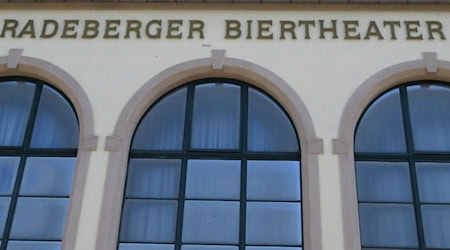 Das Ensemble des Radeberger Biertheaters hat dem Alten- und Pflegeheim der Röderstadt einen Spendenscheck über 1.800 Euro überreicht. Foto: Matthias Stark