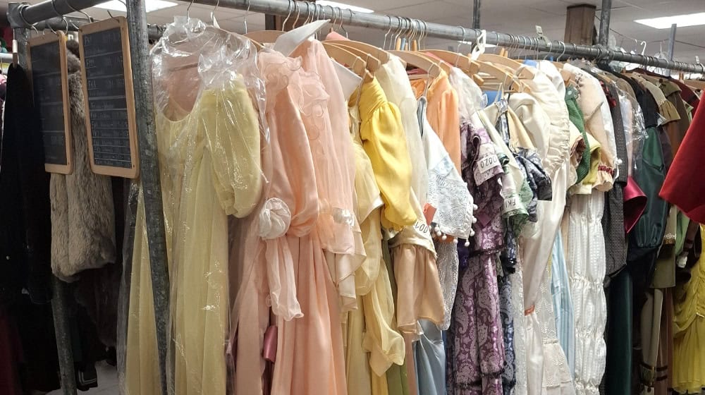 Zum Großen Kostümflohmarkt lädt das Deutsch-Sorbische Volkstheater ein. Foto: PR