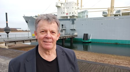 Filmemacher Andreas Hinz setzt der Fernsehserie „Zur See“ mit seiner Doku ein Denkmal. Im Schifffahrtmuseum Rostock hatte sein Film Premiere. Foto: Matthias Stark