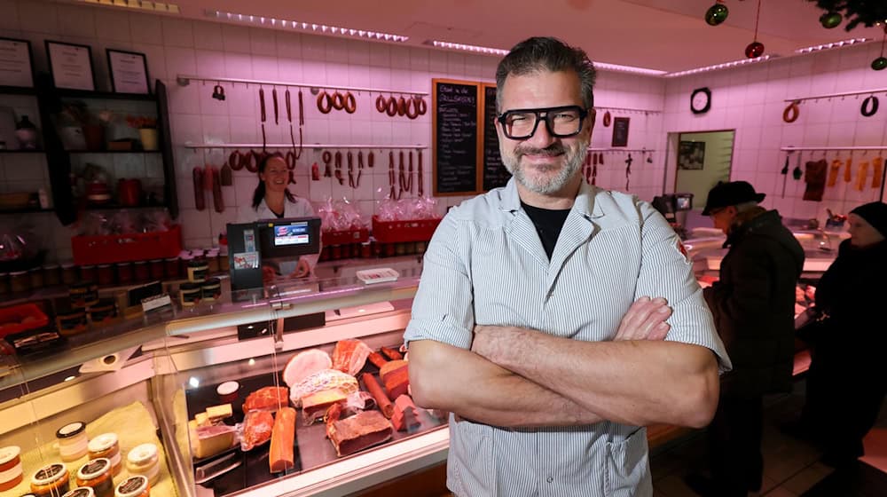 Para el maestro carnicero Franz Richter, la época previa a la Navidad es muy ajetreada / Foto: Jan Woitas/dpa