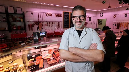 For master butcher Franz Richter, the time before Christmas is very busy / Photo: Jan Woitas/dpa
