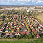 Die Preise für Ein- und Zweifamilienhäuser blieben 2024 in Sachsen in etwa konstant. (Archivbild) / Foto: Jan Woitas/dpa