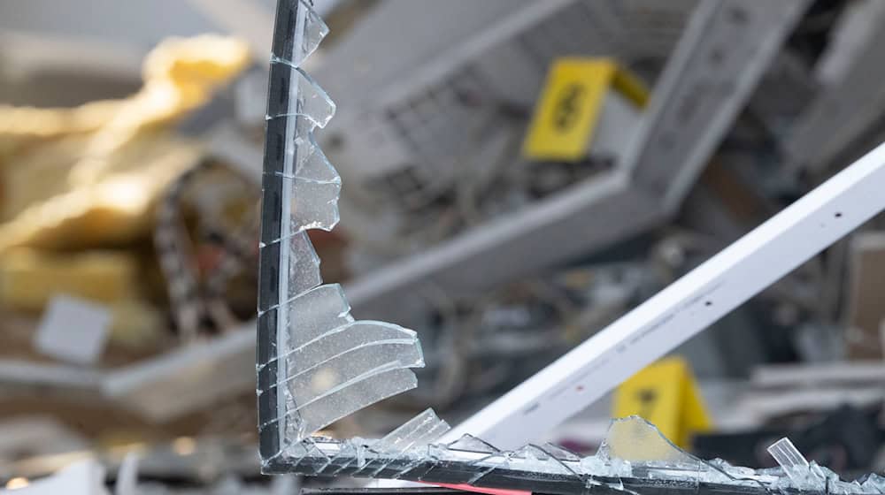 In einer Bankfiliale in Coswig ist in der Nacht zum Freitag ein Geldautomat gesprengt worden (Symboldbild).  / Foto: Marijan Murat/dpa