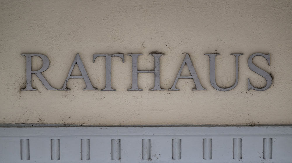 The inauguration of the newly elected mayor in the municipality of Hermsdorf is delayed. (Symbolic image) / Photo: Robert Michael/dpa