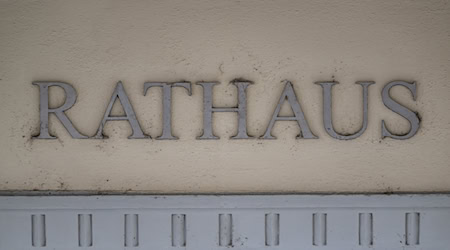 The inauguration of the newly elected mayor in the municipality of Hermsdorf is delayed. (Symbolic image) / Photo: Robert Michael/dpa