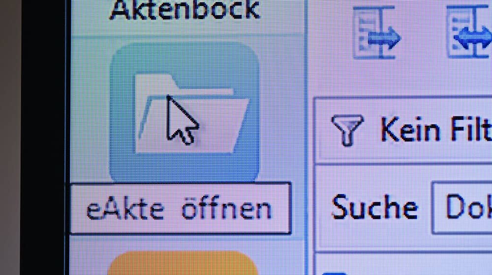 Die elektronische Akte soll ab Januar in allen sächsischen Gerichten eingeführt sein. (Symbolbild). / Foto: Patrick Pleul/dpa