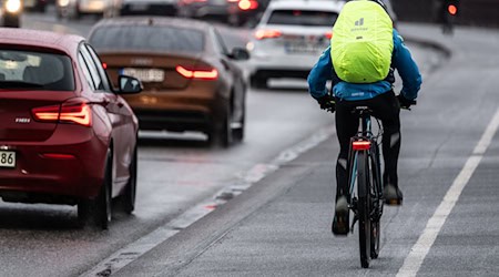 Mehrere Menschen stürzten mit ihren Rädern auf glatten Straßen. (Symbolbild) / Foto: Robert Michael/dpa