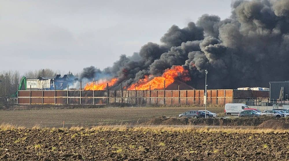Die Ermittler schätzen den Schaden durch das Feuer in Gattendorf (Landkreis Hof) auf rund vier Millionen Euro. (Archivbild) / Foto: Mike Müller/dpa