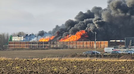 Die Ermittler schätzen den Schaden durch das Feuer in Gattendorf (Landkreis Hof) auf rund vier Millionen Euro. (Archivbild) / Foto: Mike Müller/dpa