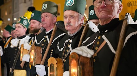 Die Bergparaden sind Tradition in Sachsen. (Archivbild) / Foto: Mike Müller/dpa