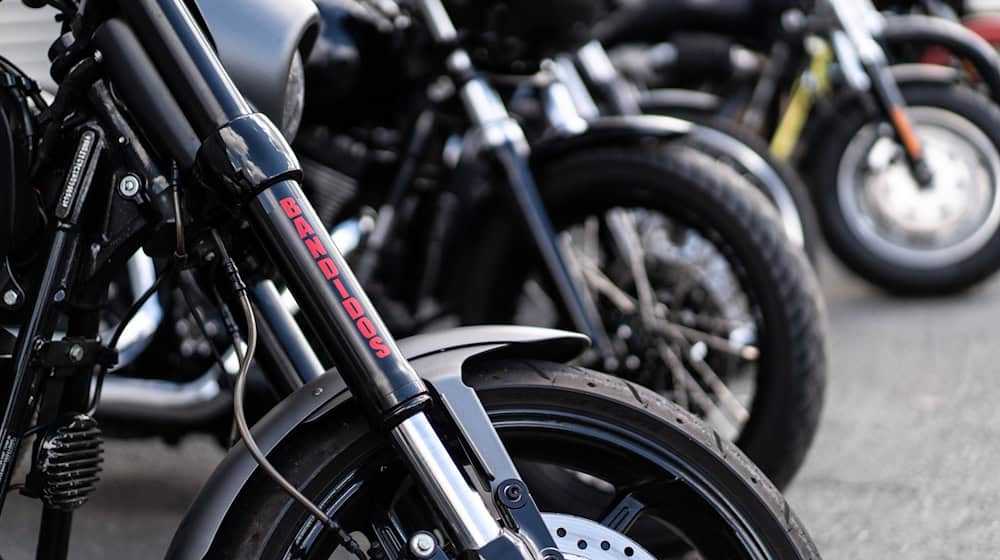 Bei den Razzien wurden auch drei Männer festgenommen, die Mitglieder des Bandidos MC beziehungsweise einer Unterstützergruppierung sein sollen. (Archivbild) / Foto: Jonas Güttler/dpa