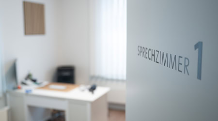 In view of a shortage of doctors in Upper Lusatia, the Greens in the state parliament are calling on the state, local authorities and the Association of Statutory Health Insurance Physicians to take action (symbolic image).   / Photo: Sebastian Kahnert/dpa