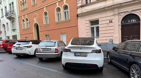 Kurzzeitparken in Prag für E-Fahrzeuge, auch aus Deutschland, nicht mehr kostenlos, aber mit Rabatt. Bei vorheriger Anmeldung. Fotos: Ulf Mallek