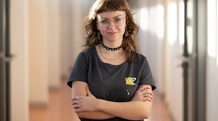 Paulina Ließner ist im zweiten Lehrjahr der Ausbildung zur Malerin und Lackiererin in einem Dresdner Betrieb. / Foto: Sebastian Kahnert/dpa