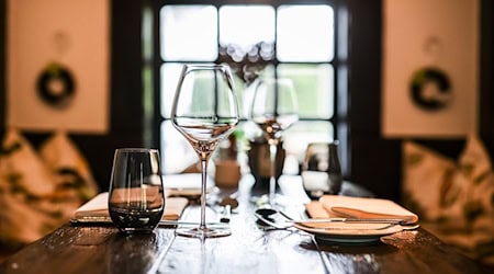 Die Mehrwertsteuer auf Speisen in der Gastronomie sinkt ab 1. Januar 2026 von 19 auf sieben Prozent. (Archivbild) / Foto: Christoph Reichwein/dpa