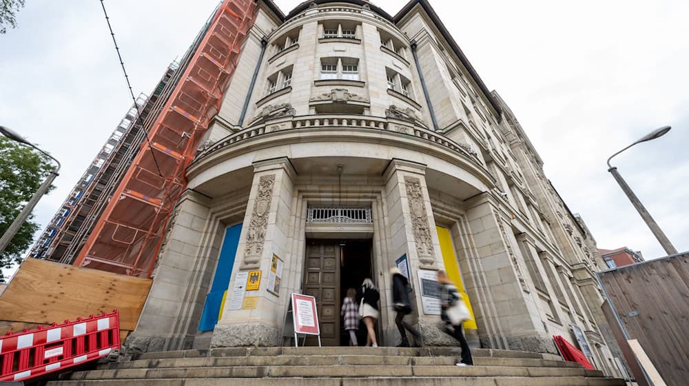 Das Feuer brach im Keller des ehemaligen Stasi-Gebäudes im Leipziger Zentrum aus. (Archivbild) / Foto: Hendrik Schmidt/dpa