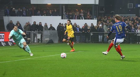 Філ Харрес ("Гольштейн Кіль") забиває гол, і рахунок стає 1:1 / Фото: Michael Hundt/dpa