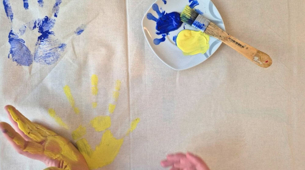 Als Zeichen für den Klimaschutz: Hände machen Tücher bunter. Foto: BUND Dresden