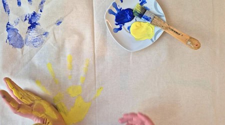 Als Zeichen für den Klimaschutz: Hände machen Tücher bunter. Foto: BUND Dresden