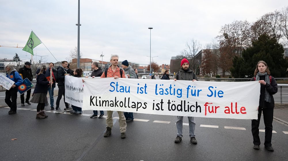 Etwa zwei Dutzend Klimaaktivisten haben in Dresden für eine Wärmewende in der Stadt demonstriert.  / Foto: Sebastian Kahnert/dpa