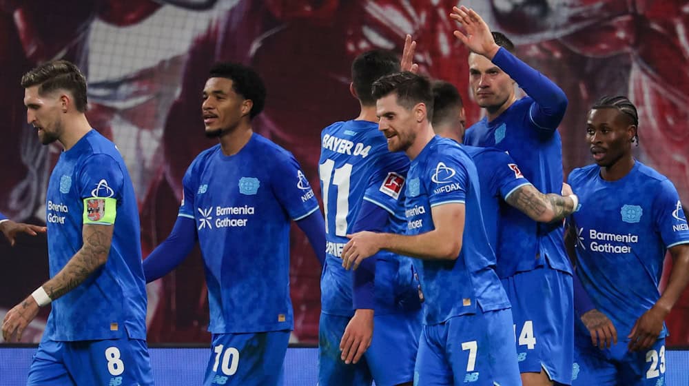 Гравці леверкузенського "Байєра" радіють після забитого гола / Фото: Jan Woitas/dpa, голкіпер Патрік Шик (2-й праворуч)