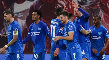 Leverkusens Spieler um Torschütze Patrik Schick (2.v.r., Bayer Leverkusen) jubeln nach dem Führungstreffer. / Foto: Jan Woitas/dpa