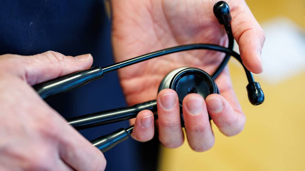 Las consultas de guardia también están abiertas durante los días festivos. (Imagen simbólica) / Foto: Daniel Karmann/dpa