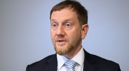 Sachsens Ministerpräsident Michael Kretschmer hält eine Entschuldigung von Arbeitsministerin Bärbel Bas wegen umstrittener Äußerungen für angemessen.  / Foto: Robert Michael/dpa