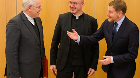 Ministerpräsident Michael Kretschmer (CDU) und seine Regierung kommen regelmäßig mit den Kirchen in Sachsen zusammen. / Foto: Robert Michael/dpa