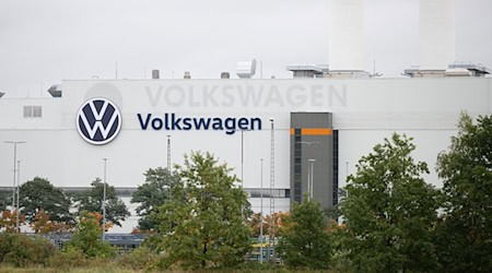 Ministerpräsident Kretschmer ist zuversichtlich für die Zukunft von VW in Sachsen. (Archivbild) / Foto: Sebastian Kahnert/dpa