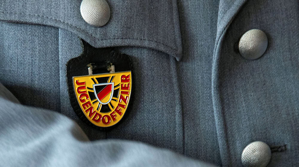 A peace initiative criticizes the Bundeswehr's school visits. (Symbolic image) / Photo: Pia Bayer/dpa