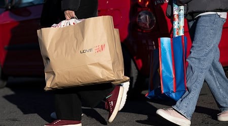 Der Einzelhandel setzt vor Weihnachten auf die letzten Einkaufstage und hofft nach einem bislang verhaltenen Geschäft auf einen Endspurt (Archivbild)  / Foto: Sebastian Kahnert/dpa