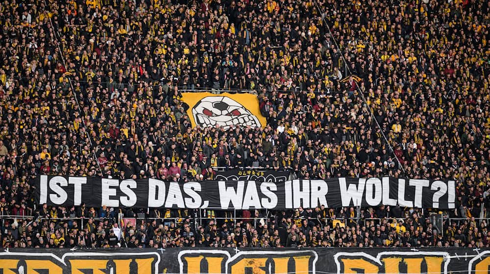 Fans of Dynamo Dresden protested silently against the planned stricter security requirements in stadiums. (Archive picture) / Photo: Robert Michael/dpa