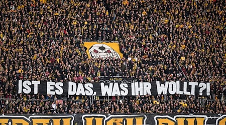 Fans von Dynamo Dresden protestierten schweigend gegen die geplanten schärferen Sicherheitsauflagen in Stadien. (Archivbild) / Foto: Robert Michael/dpa