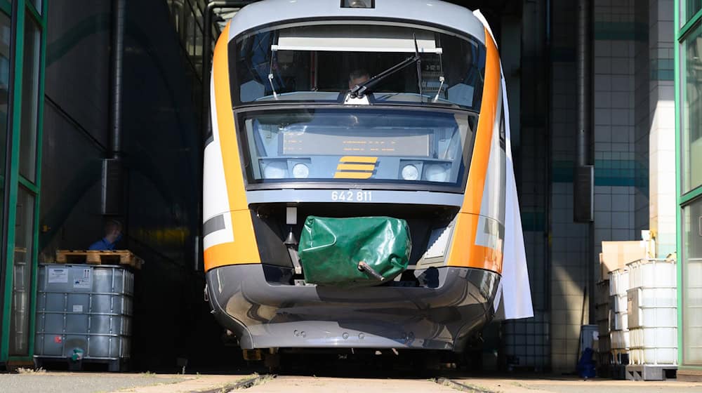 Commuters between Zittau and Ebersbach have to reschedule again: the track is closed due to defects on a bridge, buses are replacing the trains. (Symbolic image) / Photo: Sebastian Kahnert/dpa-Zentralbild/dpa