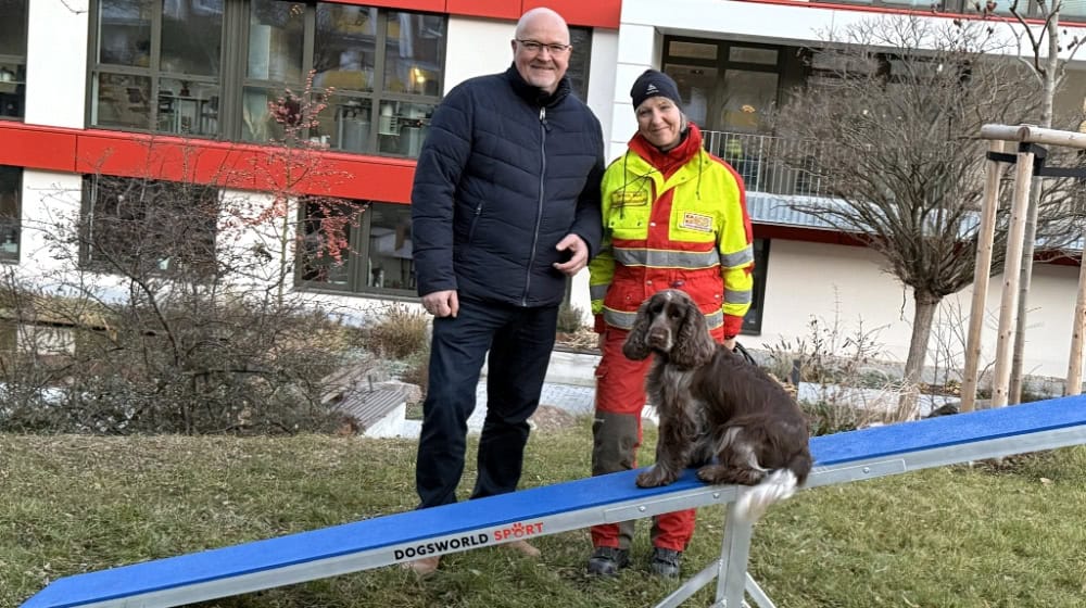 „Lion“ Matthias Pitsch und Berit Bartsch von der ASB-Rettungshundestaffel mit Fanny auf der Wippe. Foto: Sabine Mutschke