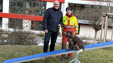 „Lion“ Matthias Pitsch und Berit Bartsch von der ASB-Rettungshundestaffel mit Fanny auf der Wippe. Foto: Sabine Mutschke