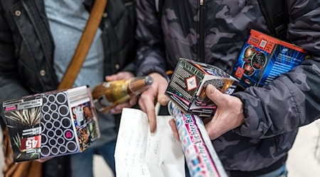 Saxony's Minister of Economic Affairs calls for caution when firing fireworks. (Symbolic image) / Photo: Frank Hammerschmidt/dpa