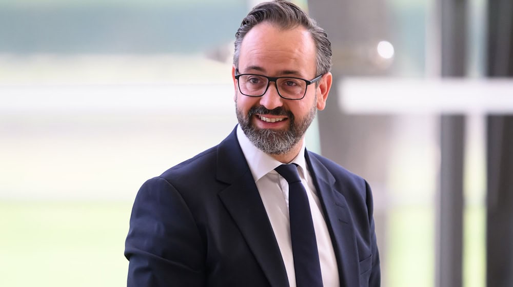 Science Minister Sebastian Gemkow (CDU) remains optimistic about research despite the tight budget situation. (Archive photo) / Photo: Robert Michael/dpa