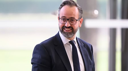 Wissenschaftsminister Sebastian Gemkow (CDU) bleibt trotz angespannter Kassenlage mit Blick auf die Forschung optimistisch. (Archivbild) / Foto: Robert Michael/dpa