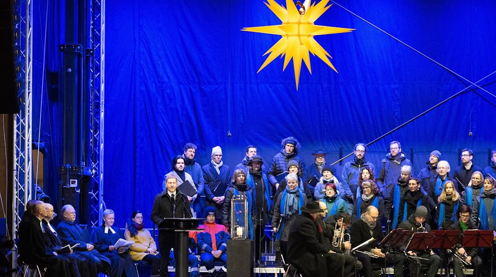Zusammenrücken, das Verbindende suchen und die Welt «auch einmal aus den Augen und der Perspektive eines anderen sehen», wünscht sich Sachsens Ministerpräsident Michael Kretschmer (CDU) weiter. / Foto: Sebastian Kahnert/dpa