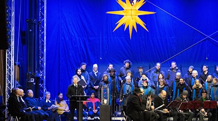 Zusammenrücken, das Verbindende suchen und die Welt «auch einmal aus den Augen und der Perspektive eines anderen sehen», wünscht sich Sachsens Ministerpräsident Michael Kretschmer (CDU) weiter. / Foto: Sebastian Kahnert/dpa