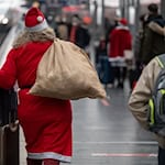 Roter Mantel, Mütze, Bart und Geschenkesack sind das Ticket für Heiligabend. Auch eine Rute darf laut VVO Teil der Ausrüstung sein. (Archivbild) / Foto: Sebastian Gollnow/dpa