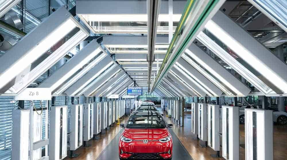 The last car from Dresden is a red ID.3 (archive photo) / Photo: Sebastian Kahnert/dpa